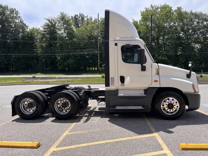 2017 Freightliner Cascadia-0