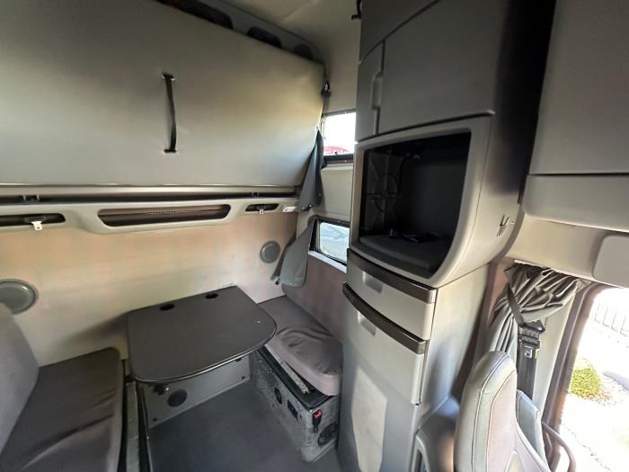 2019 Volvo VNL64T860-0