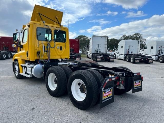 2015 Freightliner Cascadia-0