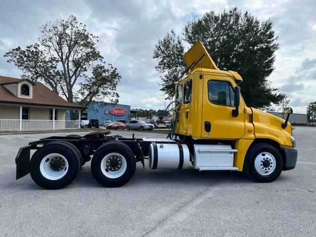 2015 Freightliner Cascadia-0
