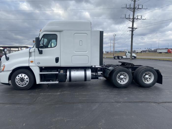 2015 Freightliner Cascadia-0