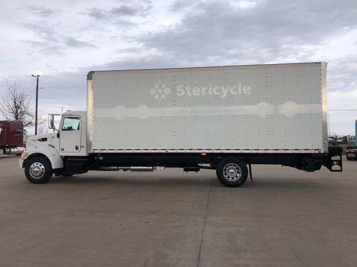 2017 Peterbilt 330-0