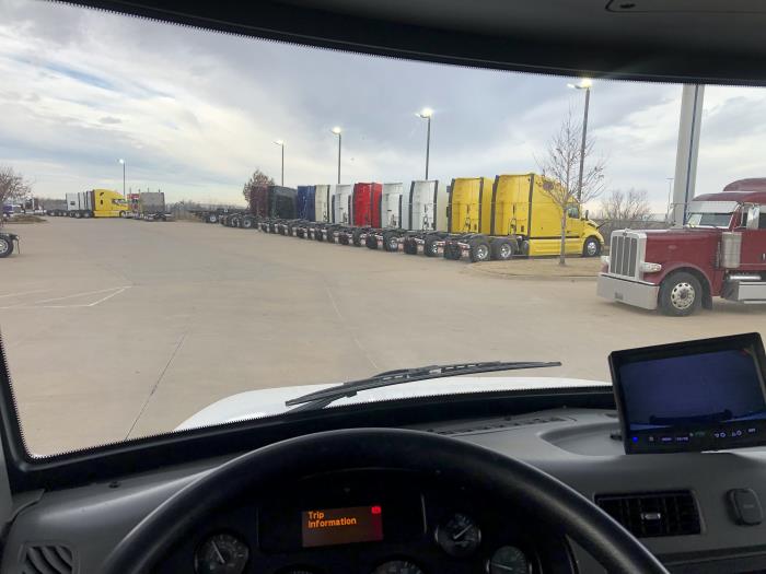 2017 Peterbilt 330-0