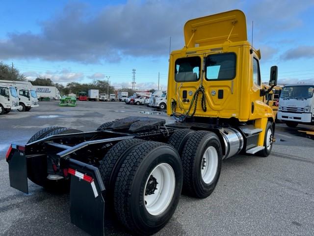 2015 Freightliner Cascadia-0