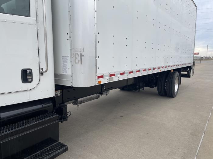 2017 Peterbilt 330-0