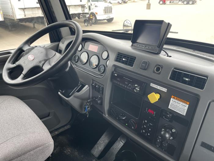 2017 Peterbilt 330-0