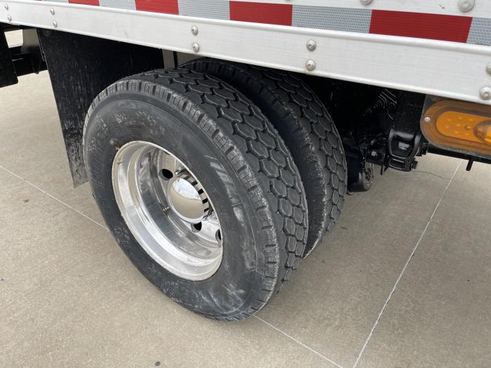 2017 Peterbilt 330-0