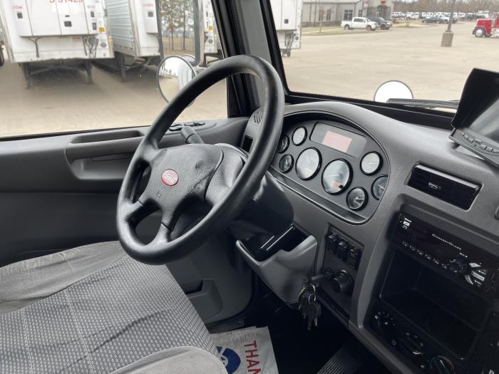 2017 Peterbilt 330-0