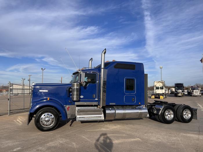 2022 Kenworth W900L-0
