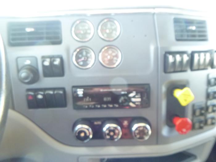2017 Peterbilt 579-0