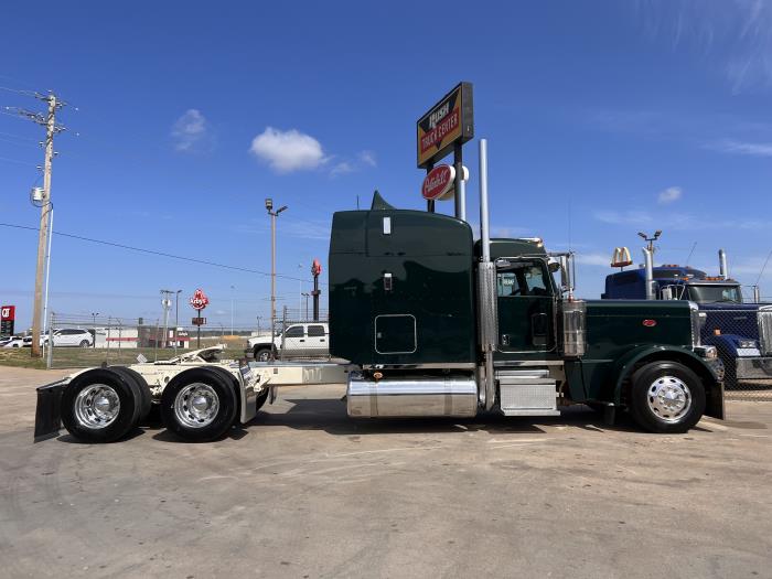 2023 Peterbilt 389-26