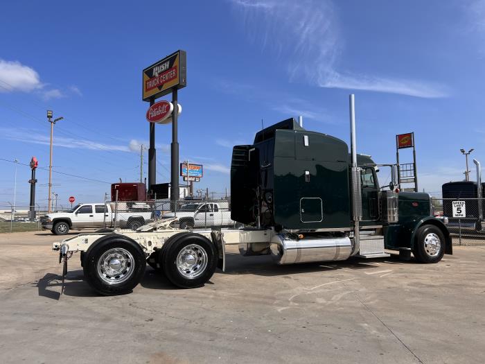 2023 Peterbilt 389-30