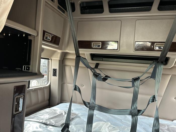 2024 Peterbilt 389-8