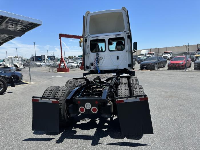 2020 Freightliner Cascadia-21