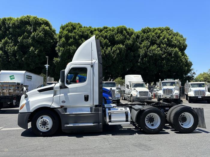 2020 Freightliner Cascadia-2