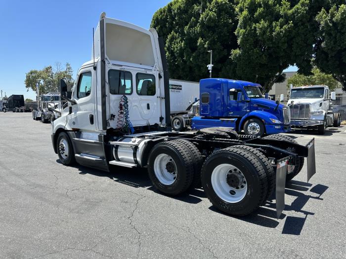 2020 Freightliner Cascadia-16