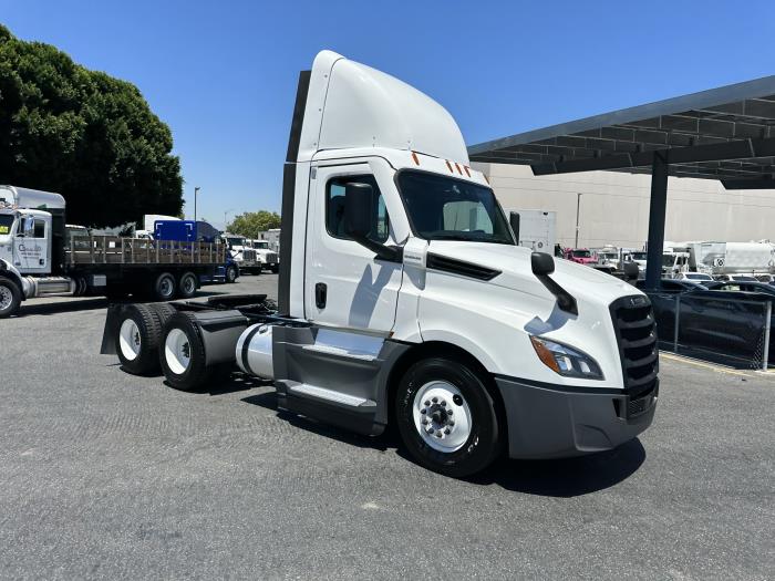 2020 Freightliner Cascadia-32