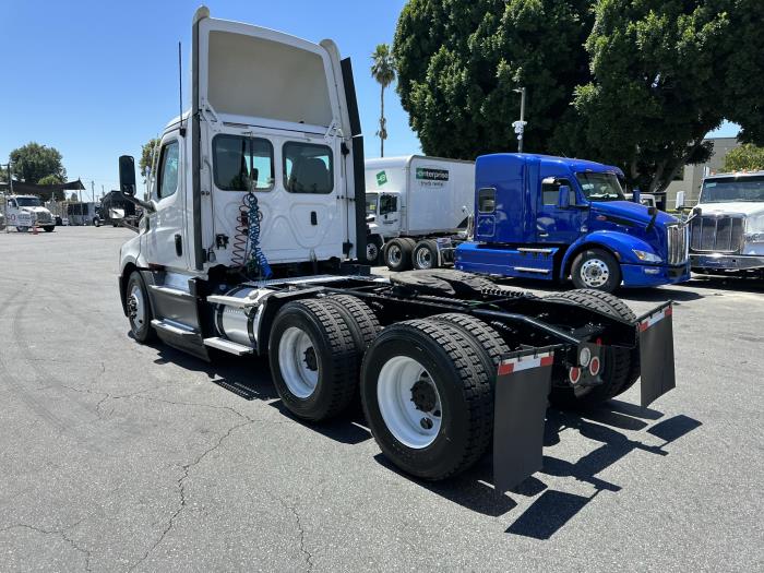 2020 Freightliner Cascadia-17