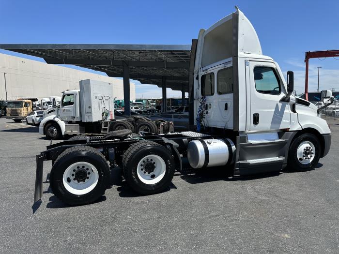 2020 Freightliner Cascadia-26