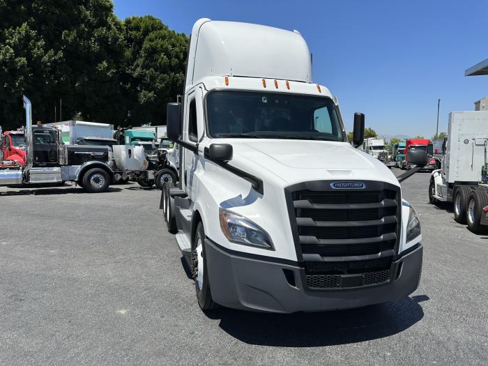 2020 Freightliner Cascadia-35