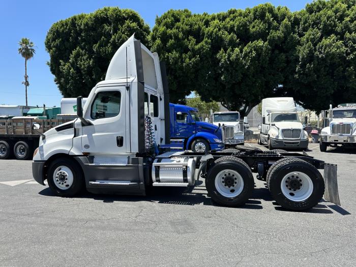 2020 Freightliner Cascadia-13