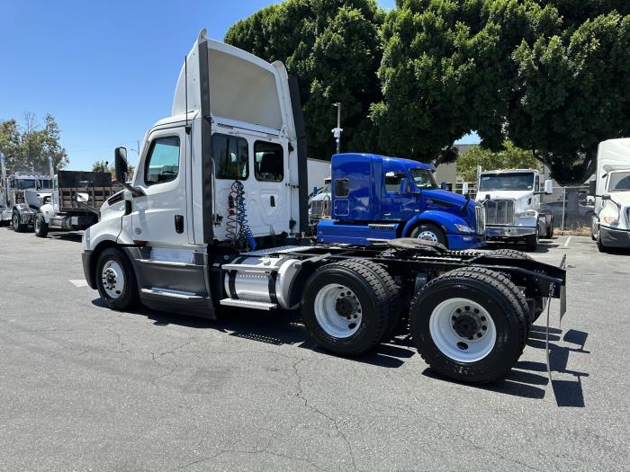 2020 Freightliner Cascadia-15