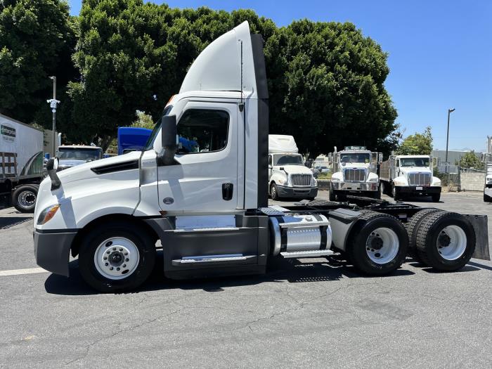 2020 Freightliner Cascadia-10