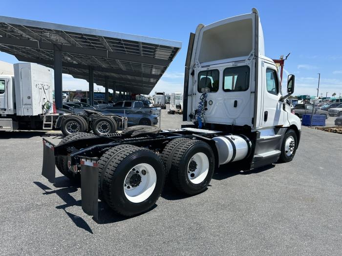 2020 Freightliner Cascadia-24