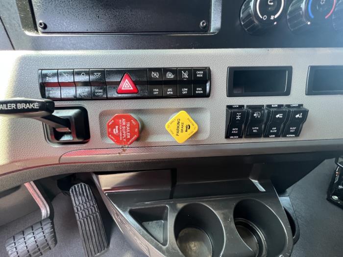 2020 Freightliner Cascadia-23