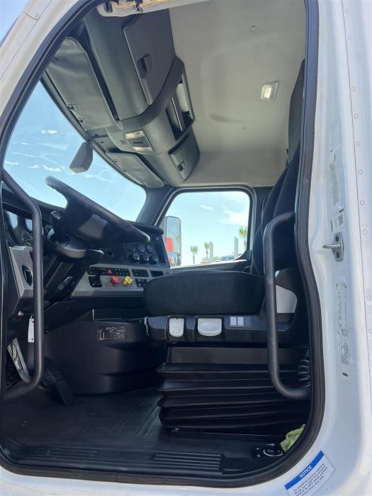 2019 Freightliner Cascadia-6