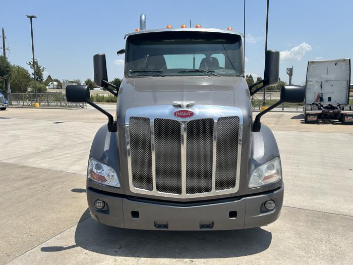 2017 Peterbilt 579-8