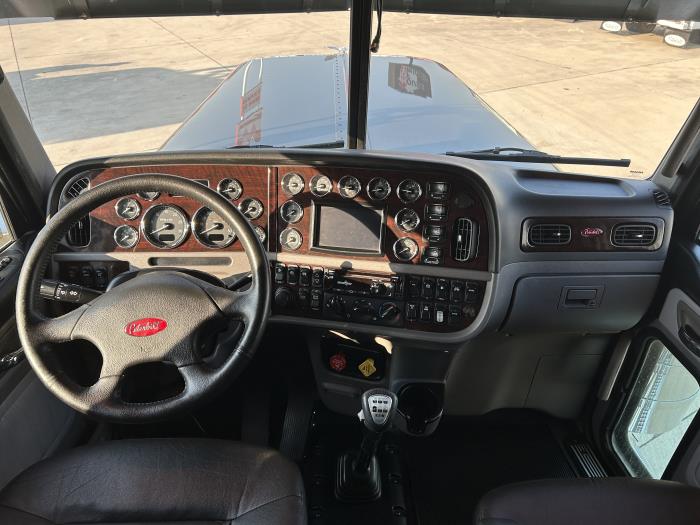 2022 Peterbilt 389-16