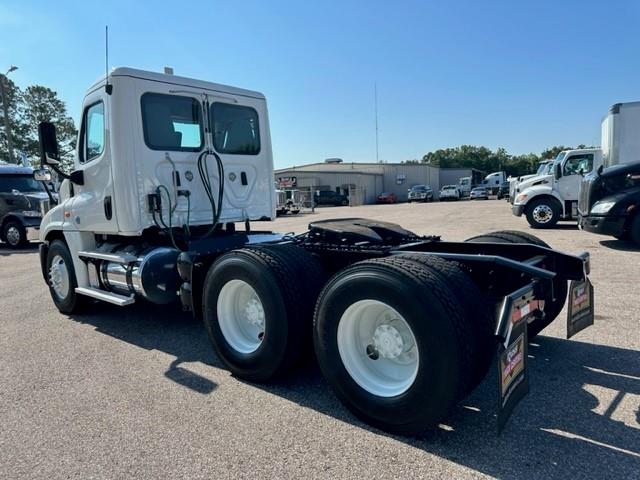 2015 Freightliner Cascadia-7