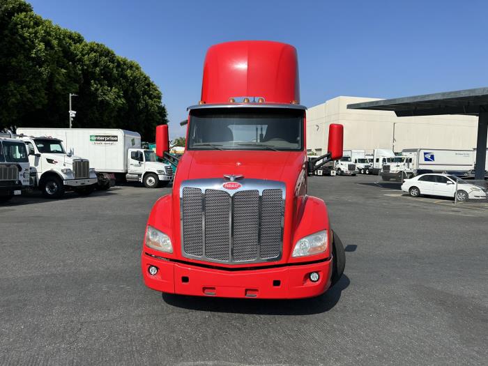 2017 Peterbilt 579-64