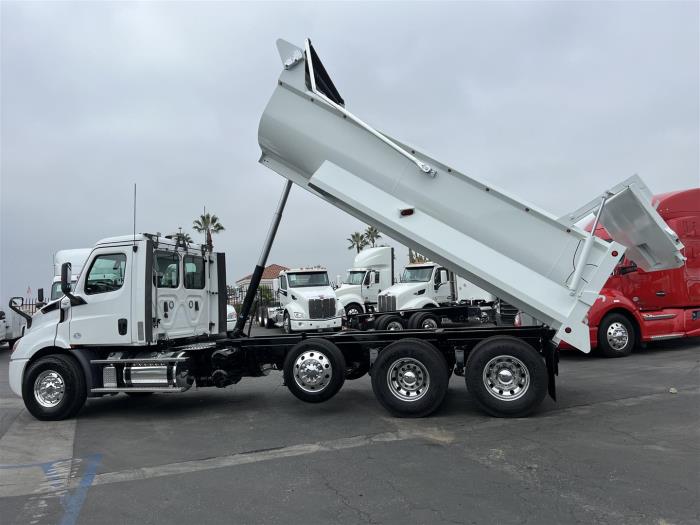 2019 Freightliner Cascadia-32