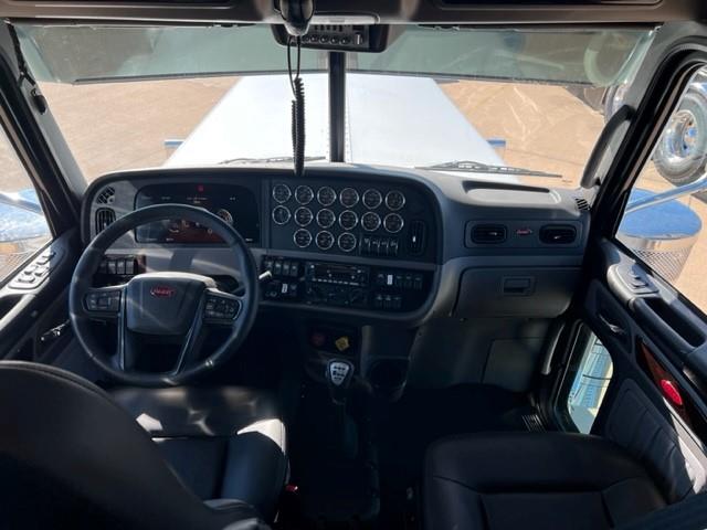 2024 Peterbilt 389-33