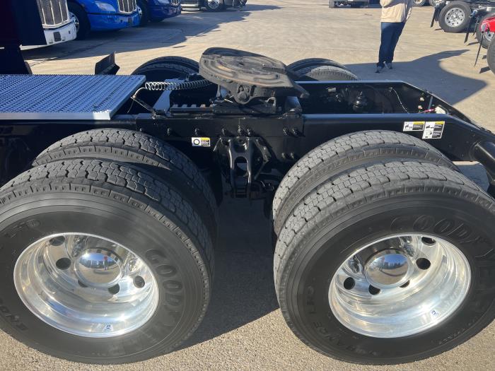 2023 Peterbilt 579-40