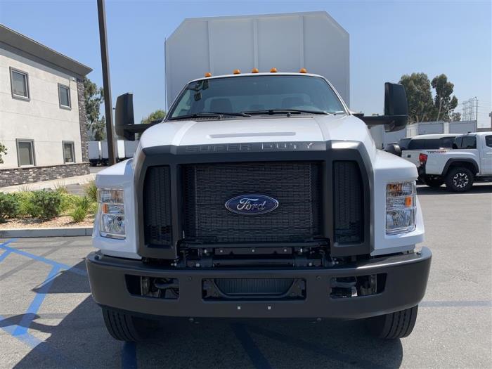 2025 Ford F-750-8