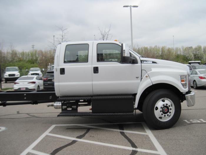 2025 Ford F-750-8
