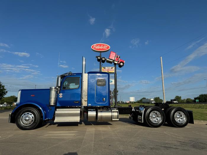 2025 Peterbilt 589-2