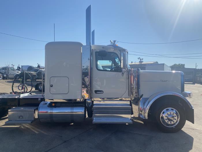 2025 Peterbilt 589-10