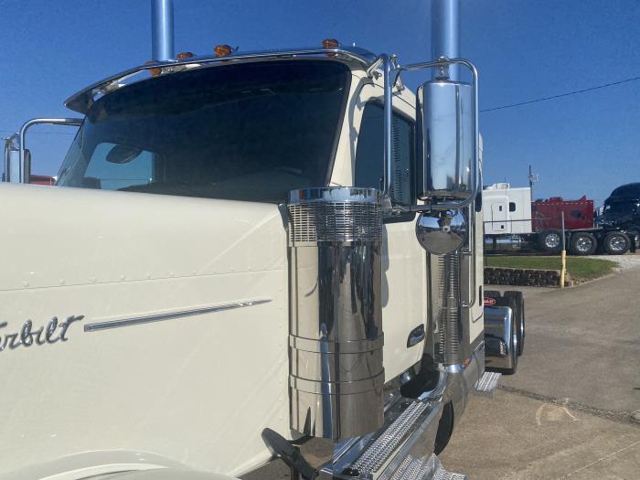 2025 Peterbilt 589-17