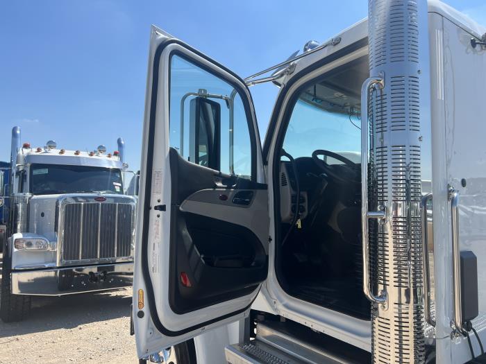 2025 Peterbilt 589-12