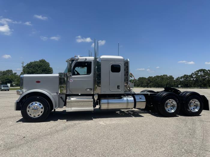 2025 Peterbilt 589-2