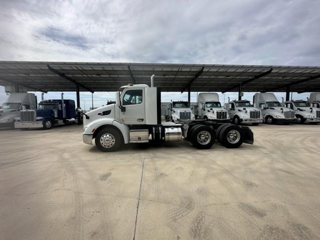 2017 Peterbilt 579-3