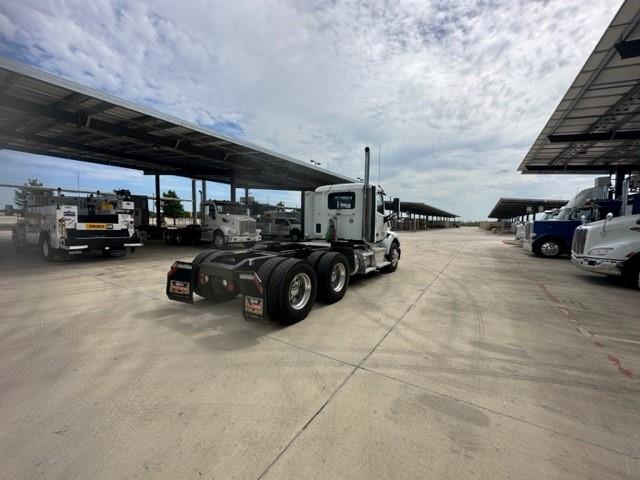 2017 Peterbilt 579-6