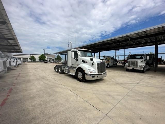 2017 Peterbilt 579-8