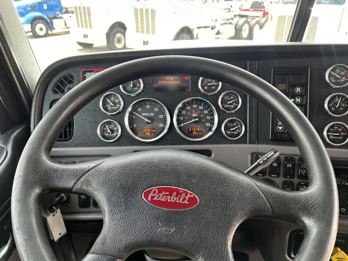 2020 Peterbilt 389-33