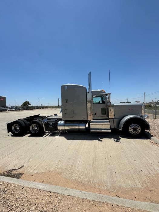 2022 Peterbilt 389-4