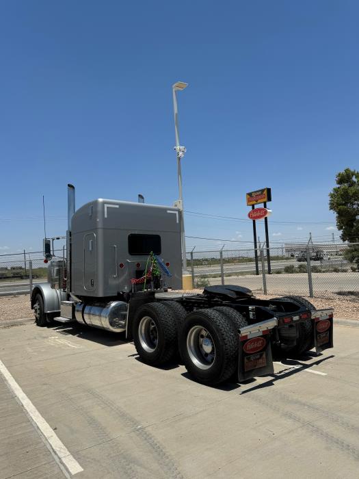 2022 Peterbilt 389-8